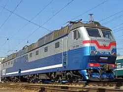 ЧС7-094 в серо-синей окраске МЖД 2000-х годов у Киевского вокзала (Москва)