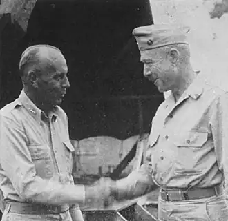 Рапп Браш пожимает руку Уильяму Генри Рупертусу