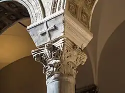 Капитель базилики Сант-Аполлинаре-Нуово в Равенне