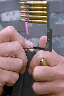 Заряжание магазина М16 с помощью обоймы и переходника