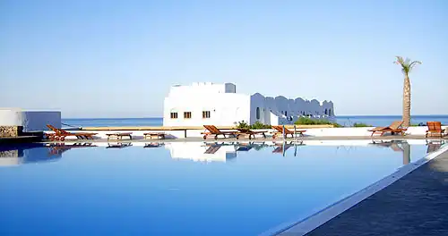 Типичный белый дом у моря