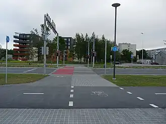 Пешеходный переход возле улицы Полдри, слева дома жилого квартала «Уус-Холланди»