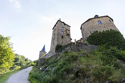 Вид замка снизу