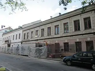 Дома 28 и 26 по Революционной улице