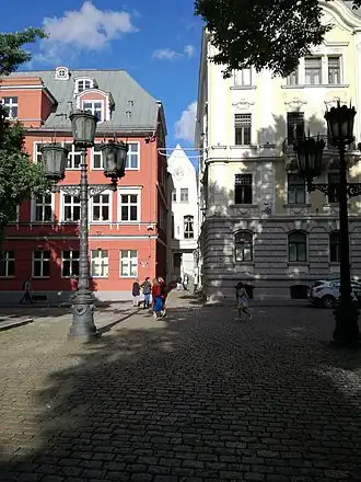 улица Атгриежу между домами 10/12 и 14 по улице Екаба, в перспективе — Concordia Rigensis