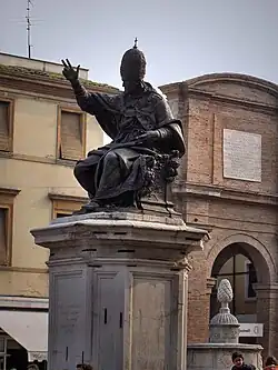Памятник Павлу V. 1611—1613. Бронза. Пьяцца Кавур, Римини