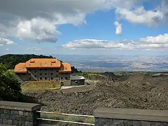 Дом на засыпанном пеплом склоне Этны, 2014 год