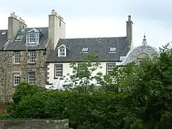 Рок-хаус (в центре)&nbsp;— студия фотографов Роберта Адамсона и Дэвида Хилла