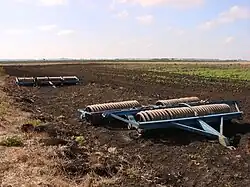 Прицепной кольчатый каток из колец с клинчатым ободом