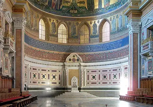 Трон римского епископа в апсиде базилики