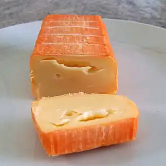 Немецкий сыр Ромадур с красной плёнкой, образованной Brevibacterium linens