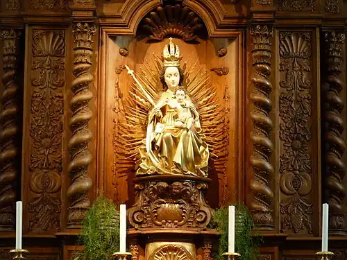 Статуя в алтаре