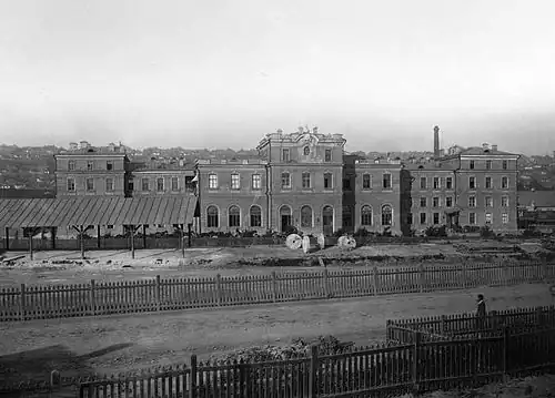 Старое здание вокзала в 1875 году