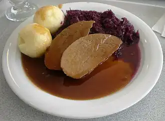 Ростбиф в бургундском соусе с картофелем и красной капустой