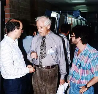 R. Crowson (в центре) с двумя коллегами на Международном конгрессе&nbsp;— International Congress of Coleopterology (сентябрь 1989, Barcelona)