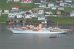 Датская королевская яхта Dannebrog в гавани Вагур на Фарерских островах