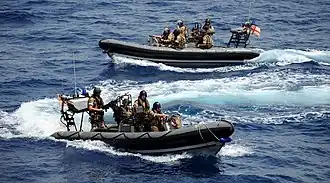 Команда Королевских ВМС Великобритании высаживается для досмотра