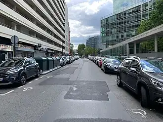 Парижская штаб-квартира (справа)