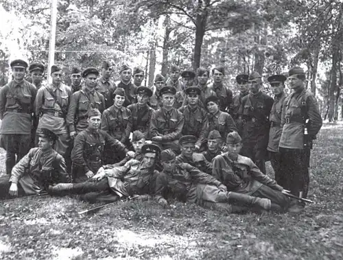 Курсанты Артиллерийско-минометных курсов младших лейтенантов Ленинградского фронта в Румболовском парке. 1942 год