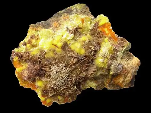 Рёзерфордин (тёмно-бежевый), биллитит (оранжевый) и уранофан (жёлтый) из шахты Шинколобве, Катанга, Демократическая Республика Конго (размеры: 2.5×2.0×0.7&nbsp;см)