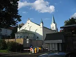 Вид улицы от набережной 11 Ноября. Слева — задний фасад церкви Скорбящей Богоматери