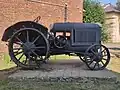 Наружный экспонат — исторический трактор