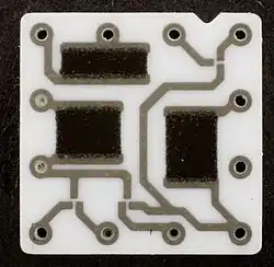 Керамическая пластина со схемой соединения проводников и резистивным слоем