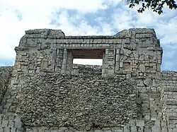 Портал "змеиная морда" на третьем этаже дворца