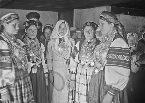 Невеста в окружении подружек.Село Верхоустье (Вярска)