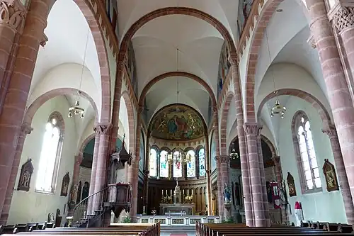 Интерьер, вид на алтарь