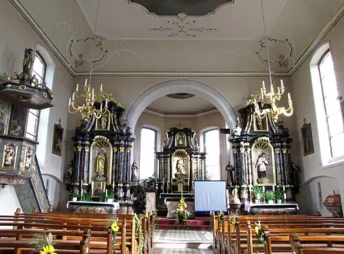 Интерьер, вид на алтарь