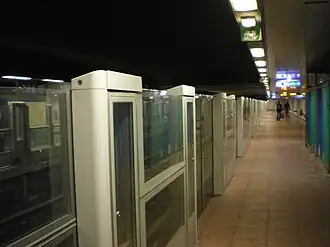 Одна из платформ станции с автоматическими платформенными ворота.