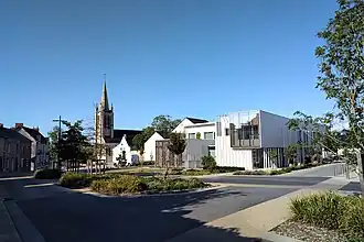 Центральная площадь с мэрией и церковью Святого Медара