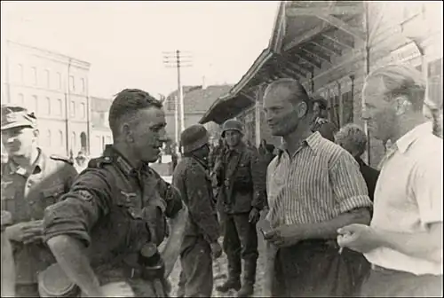 Немецкие солдаты беседуют с жителями Пярну,1942 год