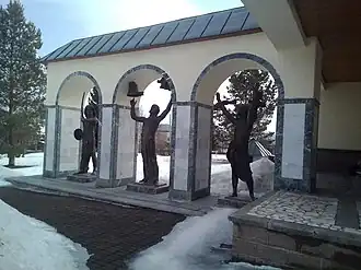 Скульптуры в здании музея