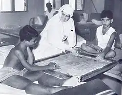 Сестры играют с детьми