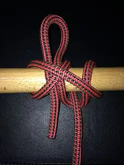 Качельный узел[англ.],, Swing hitch, Sailor's hitch.Штык на рангоуте, фирменный штык. Прочный, не скользит, легко развязывается, если снять нагрузку.