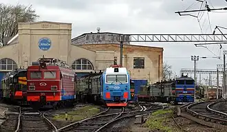 Локомотивы на фоне депо