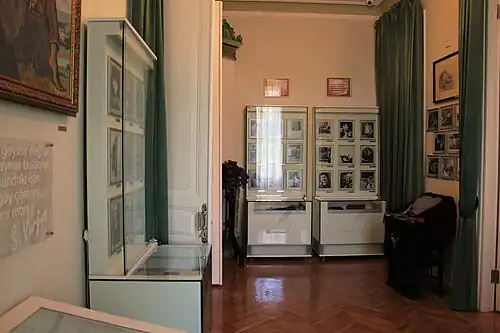 Материалы экспозиционной комнаты отражающие многостороннее творчество Самеда Вургуна