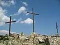 Три креста на склоне горы Келлерана, обращённые в сторону морей Тирренского и Ионического, а также в сторону Санктуария