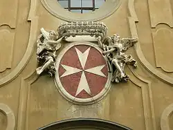 Мальтийский крест на фасаде церкви