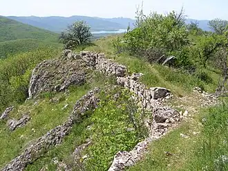 Остатки стен крепости.