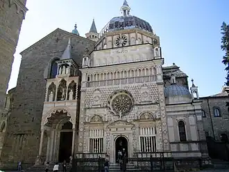 Северный фасад базилики. Ворота розовых львов и капелла Коллеони