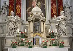 Алтарь церкви Санта-Мария-делла-Визитационе. Архангелы Михаил (слева) и Гавриил (справа) работы Морлайтера. На дальнем плане евангелисты Пётр и Марк, работы Маркиори