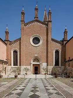 Фасад церкви