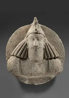 Статуя сасанидского дворянина из Хаджиабада (Фарс), хранится в Музее Древнего Ирана.