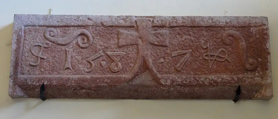 Барельеф на притолоке