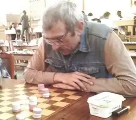 Савенок играет в столбовые шашки