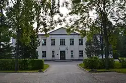 Фасад здания основной школы Саверна