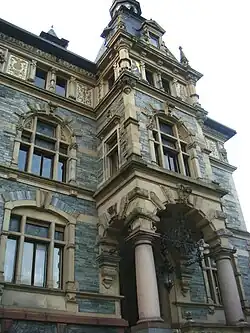 Главный вход в здание